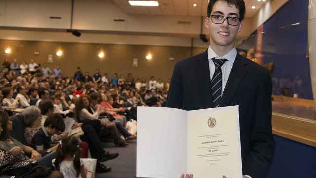 Epelde mostrando su diploma en un concurso matemático universitario