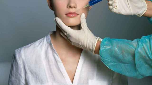 Una joven se inyecta bótox para las arrugas.