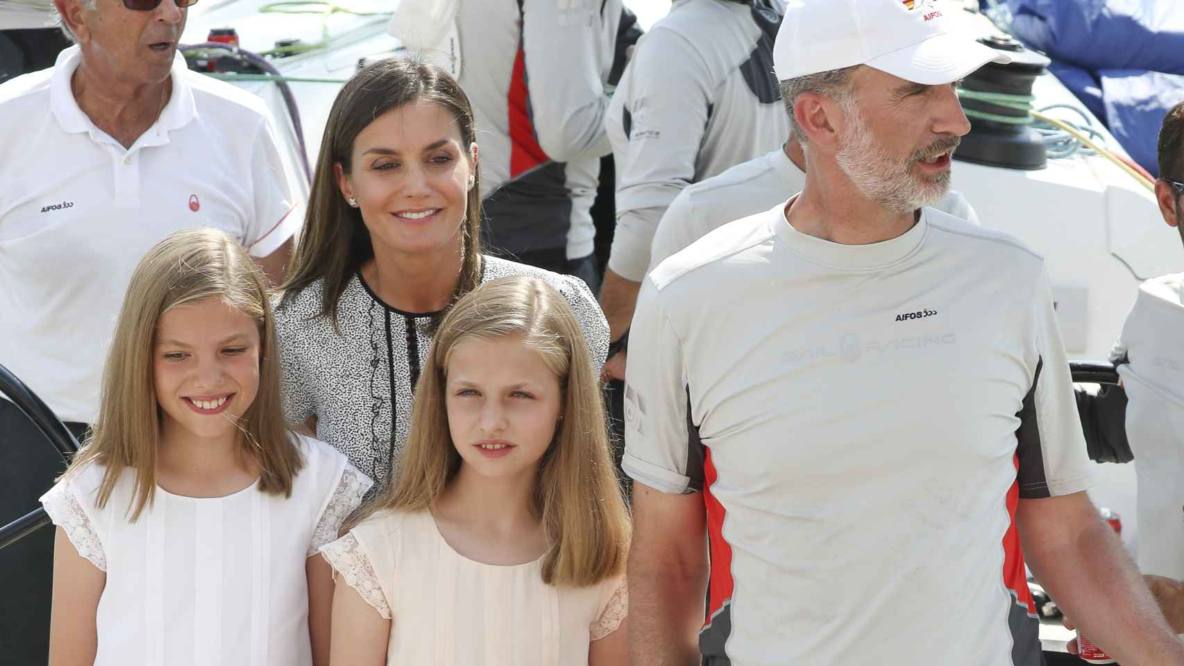 Letizia, Felipe VI y sus hijas, a bordo del Aifos 500.