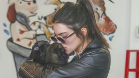 Kendall Jenner besando dos cachorros.