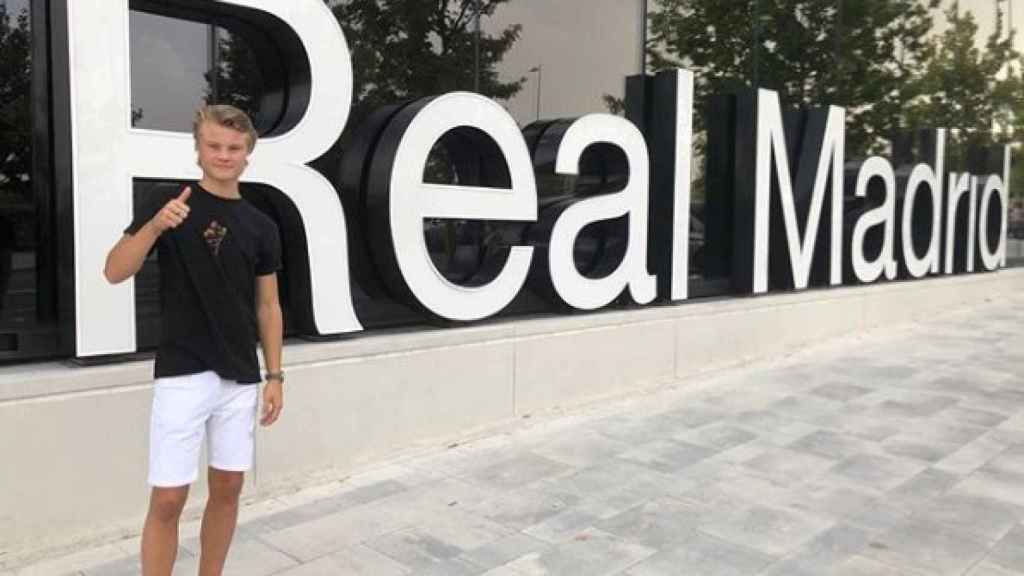 Andri Gudjohnsen posa frente a las oficinas del Real Madrid. Foto Instagram (@andri.gudjohnsen)