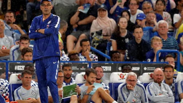 Sarri en la banda durante un partido del Chelsea