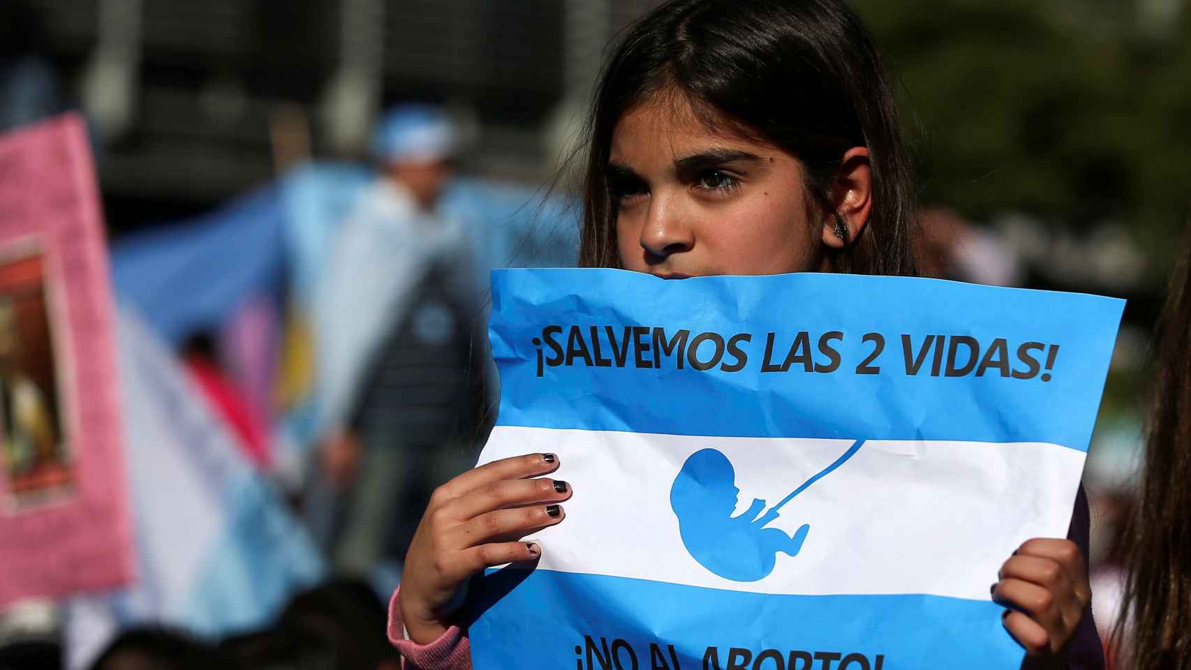 Una niña sostiene una pancarta durante una manifestación en Buenos Aires.