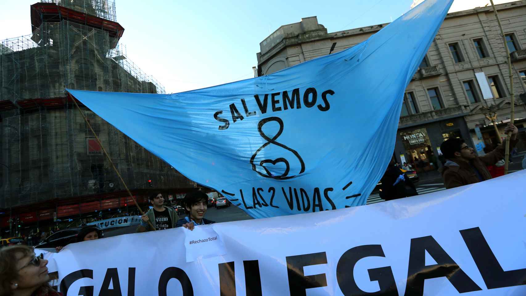 Manifestantes antiaborto muestran una pancarta durante una manifestación fuera del Congreso en Buenos Aires.