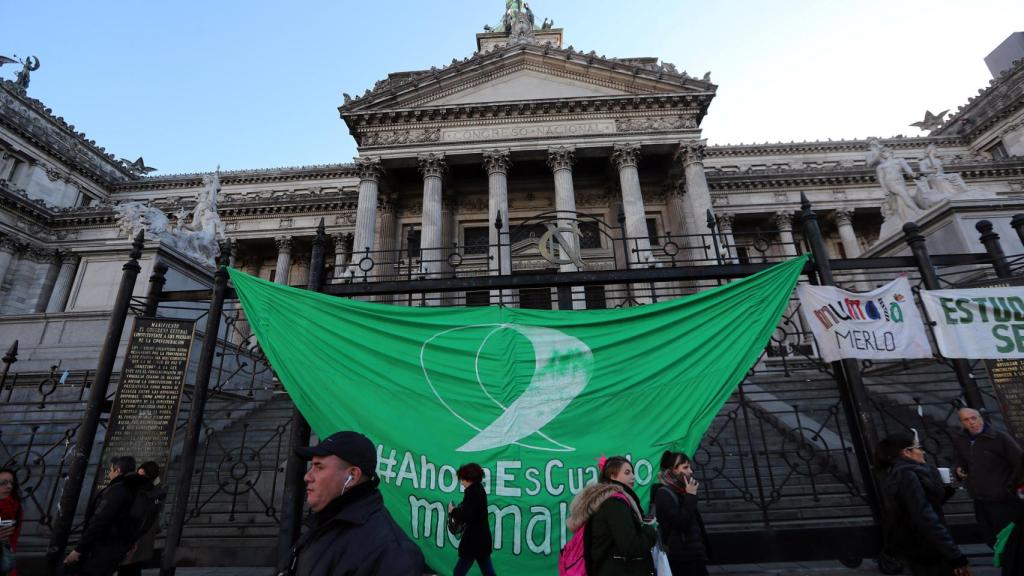 Una bandera verde, a favor del aborto, que cuelga de la valla del Congreso en Buenos Aires.