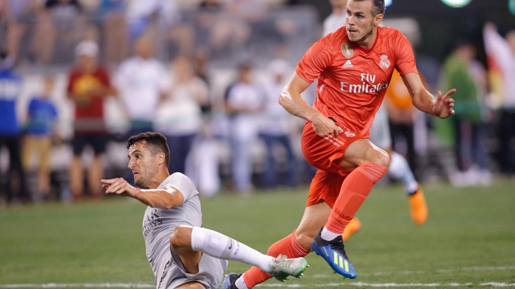 Gareth Bale disparando a puerta frente a la Roma
