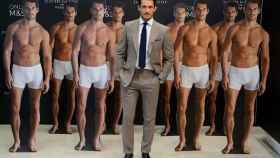 El modelo David Gandy rodeado de otros modelos en calzoncillos.