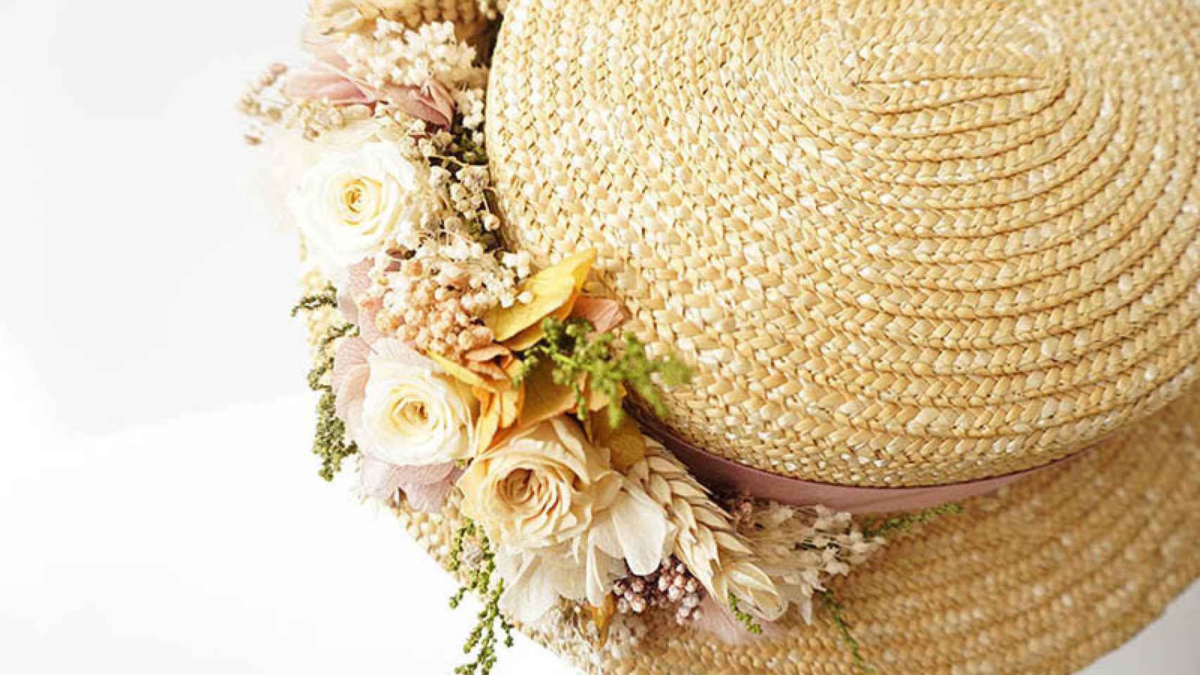 Sombrero con detalle de flores de 'El Taller de Bagatela'.
