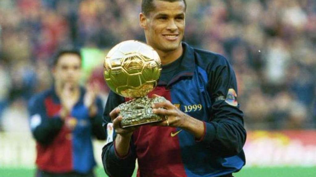 Rivaldo, posa junto al Balón de Oro que ganó con el Barça.