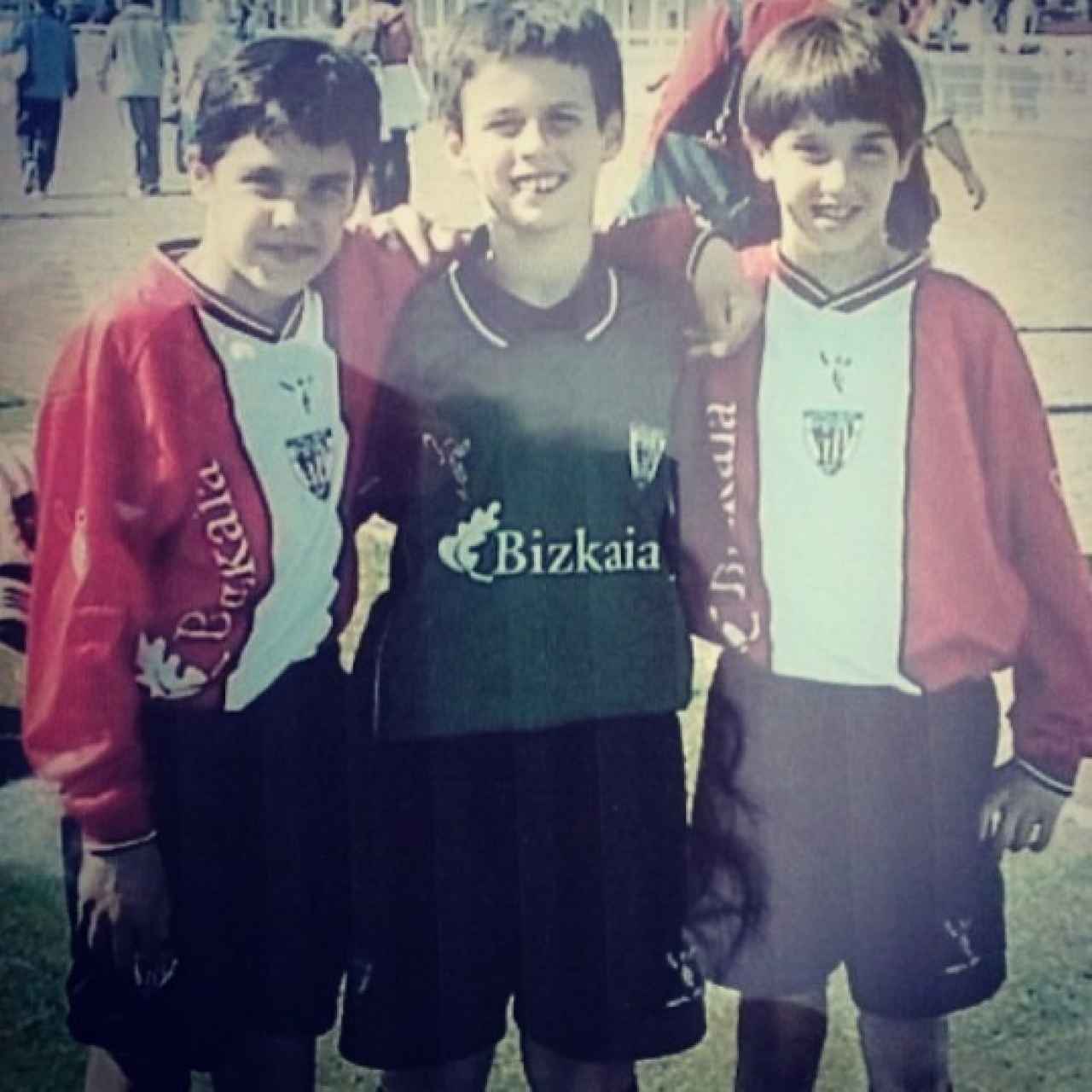 Un joven Kepa Arrizabalaga rodeado por dos amigos de la infancia. Foto: Instagram (@kepaarrizabalaga)