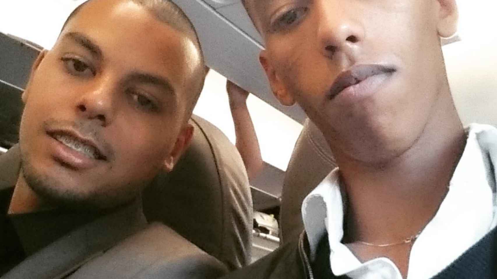 El presunto terroristas El Hanafi -a la izquierda- se hizo un selfie junto a su compañero Elmosthapha Azouggah cuando ambos volaban a Barcelona.