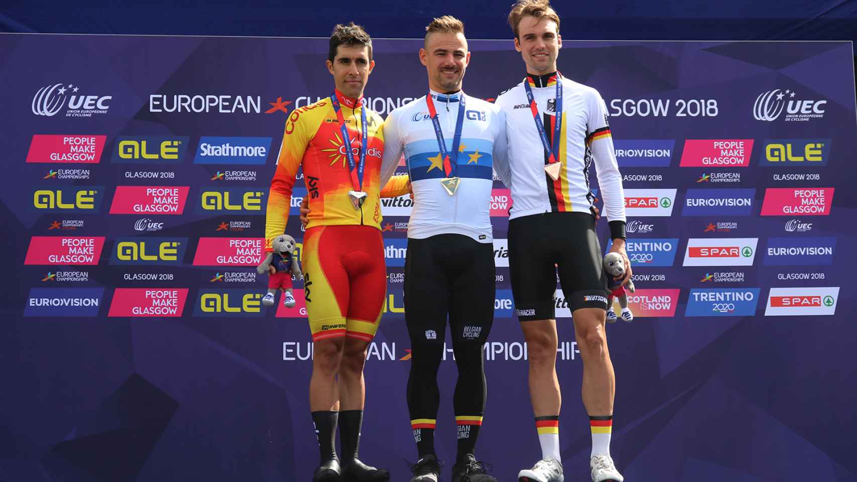 Castroviejo (i), junto a Campenaerts y Schachmann en el podio del europeo.