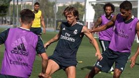Modric se incorpora a lo entrenamientos del Madrid ajeno a los rumores