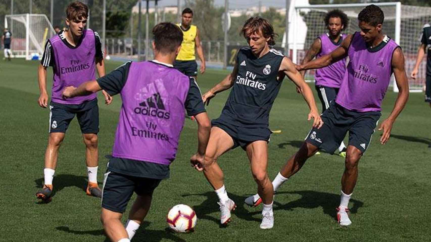 Modric se incorpora a lo entrenamientos del Madrid ajeno a los rumores