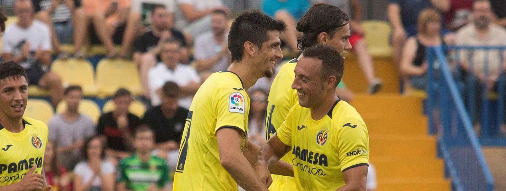 Los jugadores del Villarreal celebran un gol