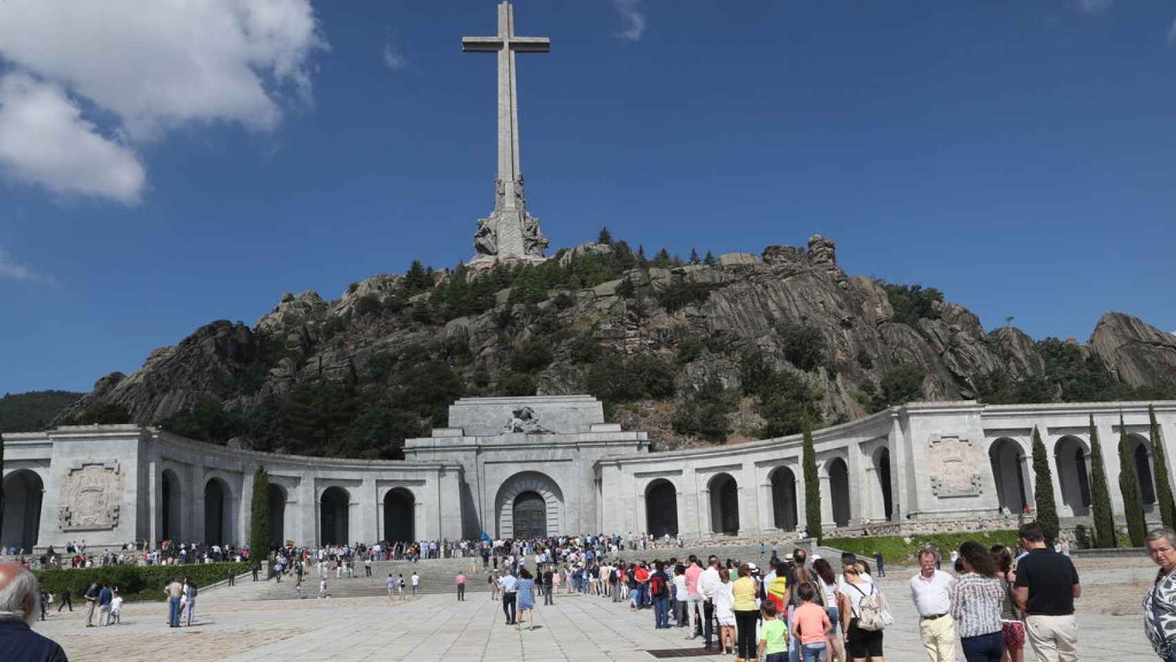 Miles de personas acudieron el 15 de julio al Valle de los Caídos para mostrar su rechazo a la exhumación.