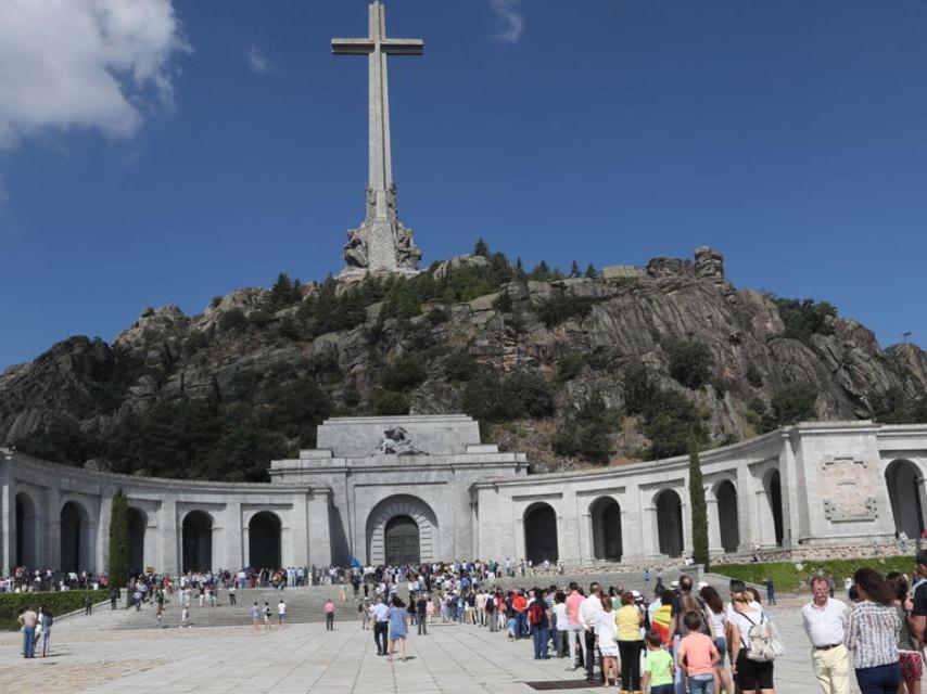 Miles de personas acuden al Valle de los Caídos para mostrar su rechazo a la exhumación.