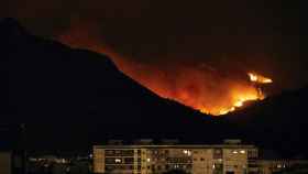 Vista del incendio que afecta a Llutxent, Pinet y Barx desde la localidad valenciana de Gandía.