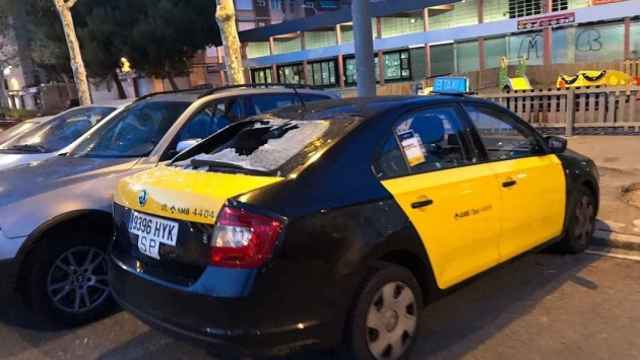 Imagen del coche dañado del taxista de Barcelona.