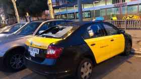 Imagen del coche dañado del taxista de Barcelona.