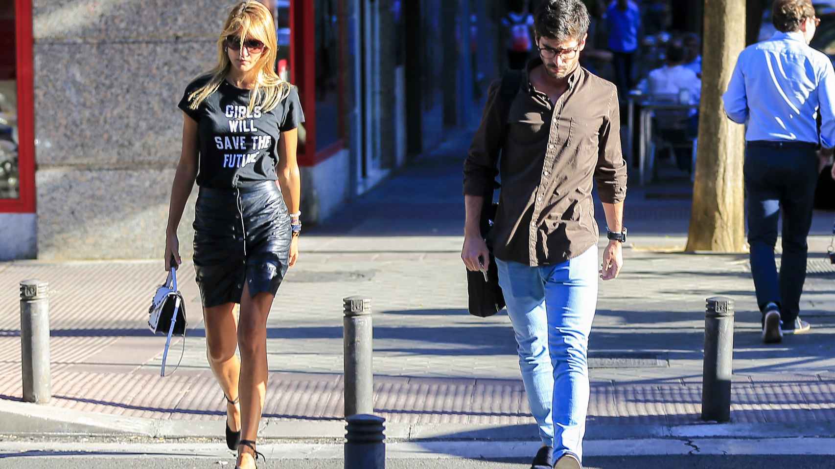 Alba Carrillo y David Vallespín paseando por las calles de Madrid.