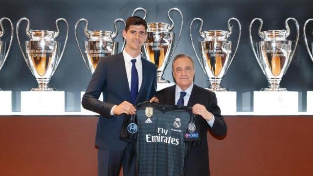 Courtois posa junto a Florentino Pérez