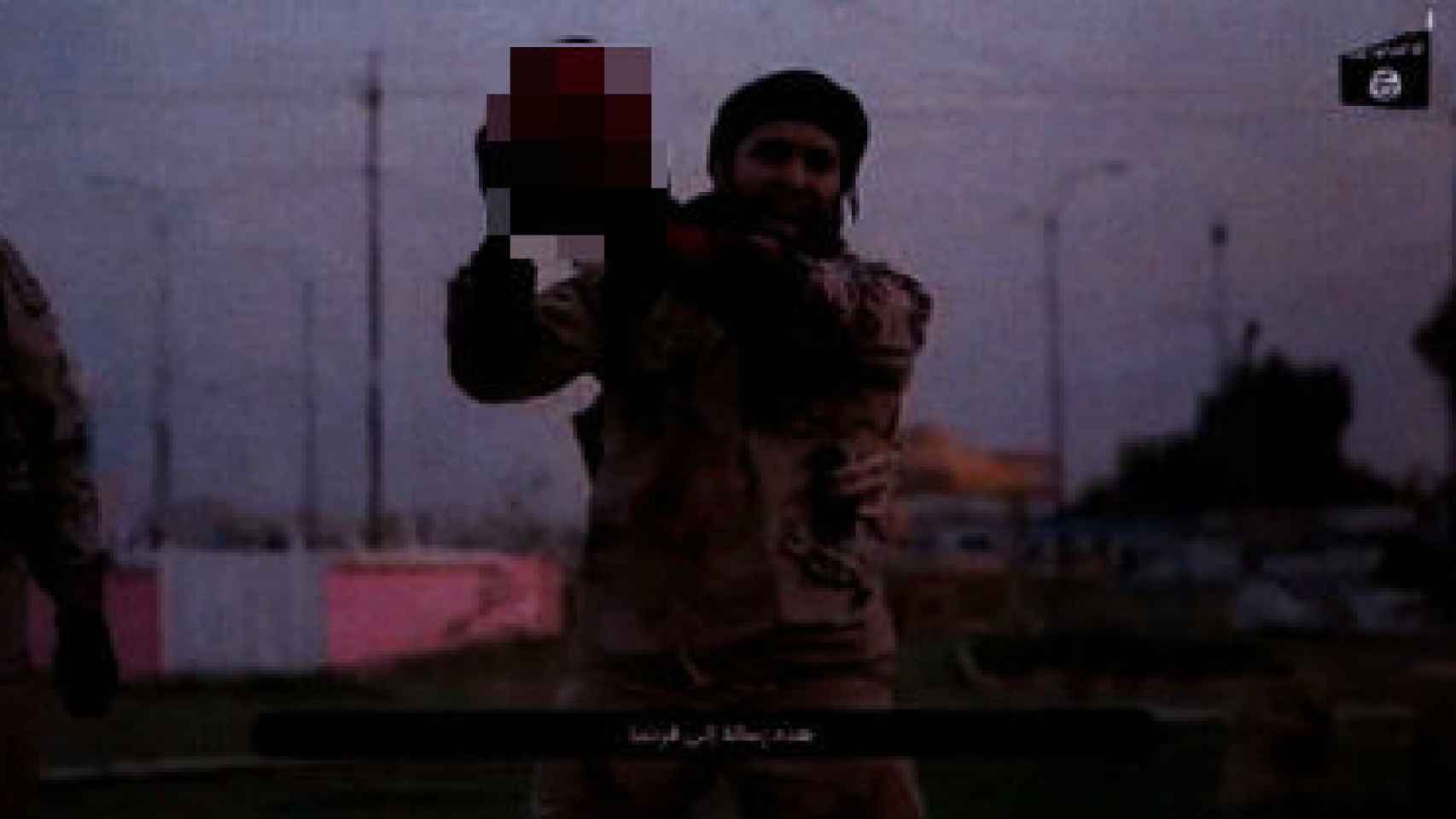 Un miembro del Estado Islámico levanta la cabeza de un hombre en uno de los vídeos localizados a los terroristas detenidos en Estrasburgo.