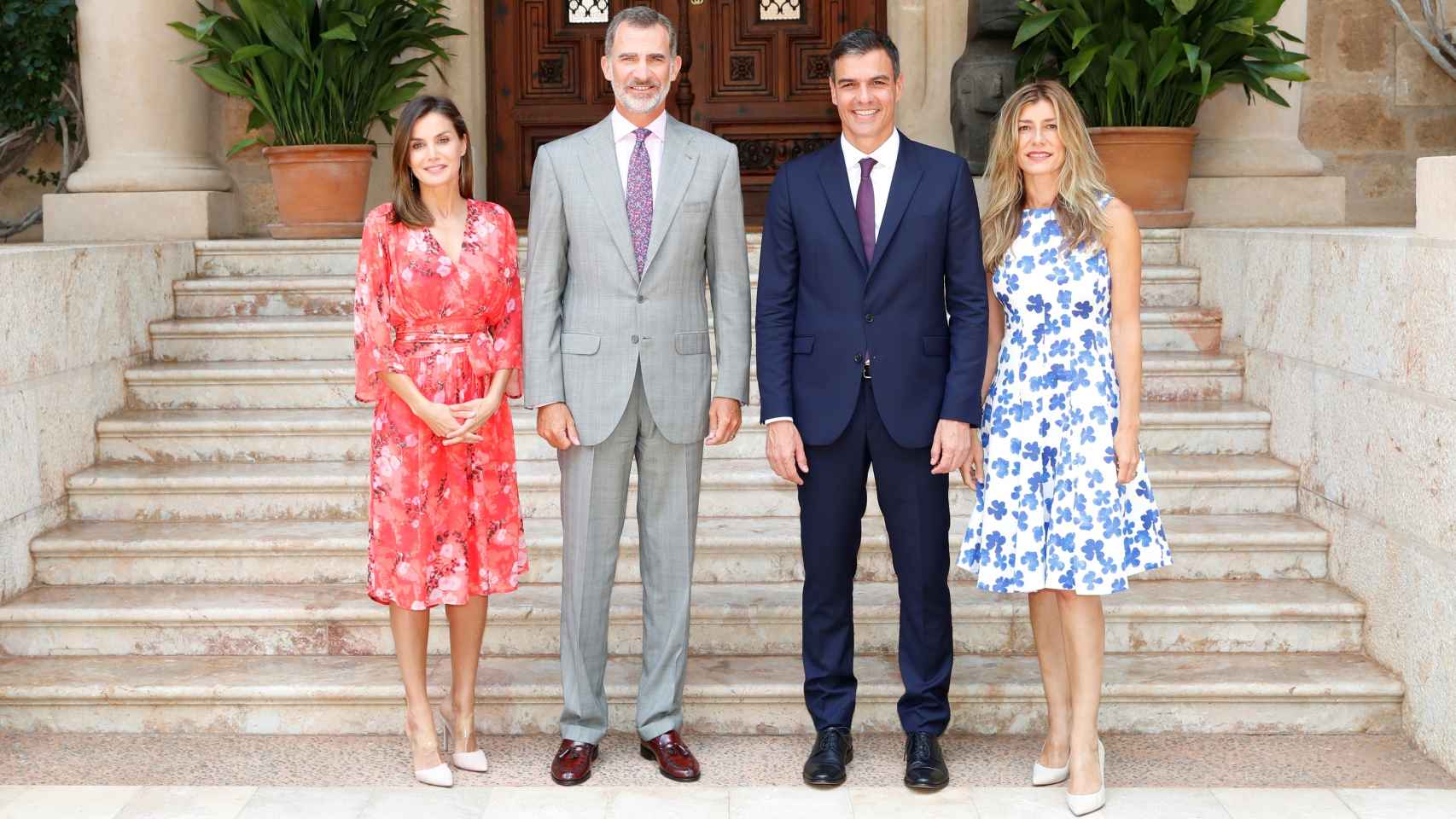 Los reyes de España, el presidente Pedro Sánchez y su esposa, Begoña Gómez.