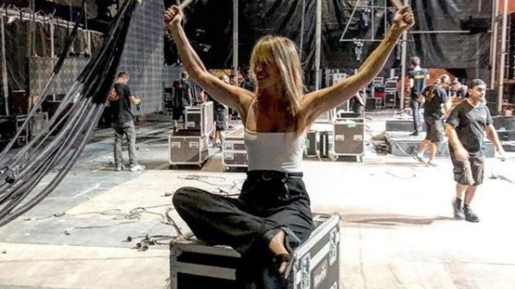 Raquel bailando durante su noche de disfrute.