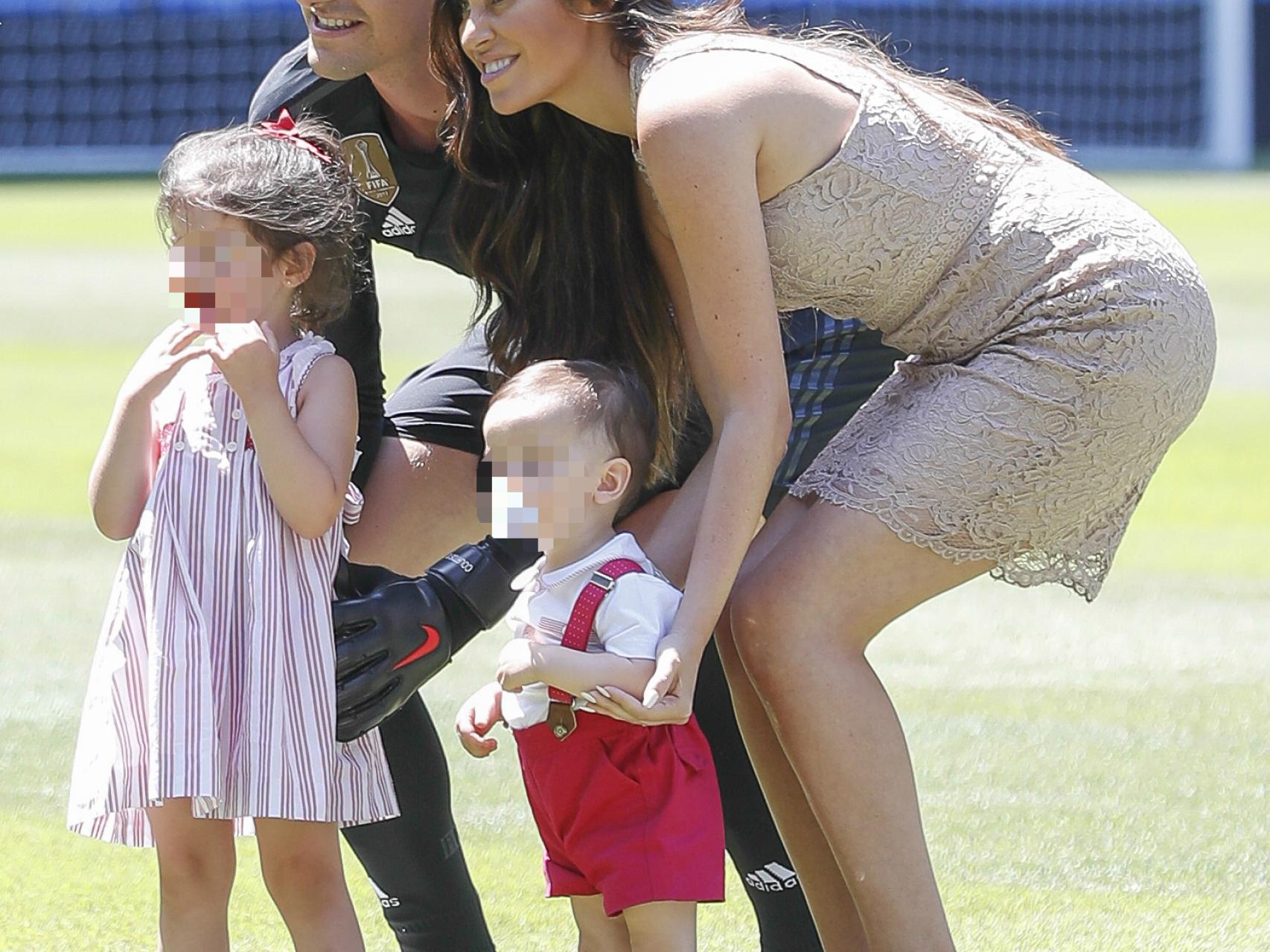 Courtois y Marta junto a sus hijos en el campo de fútbol.