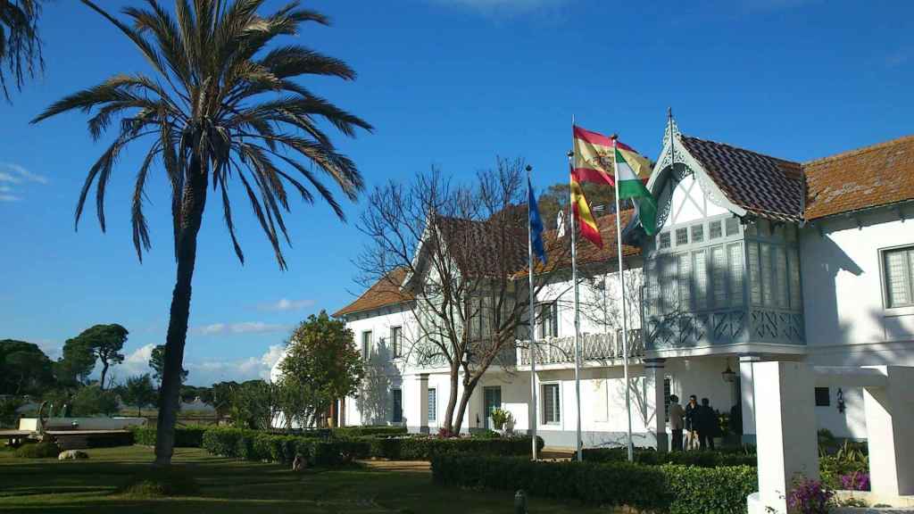 Parque Nacional de Doñana, palacio de las Marismillas (a la izquierda al fondo, la alberca-piscina) y alrededores, en una visita de la reina Sofía en abril de 2014, foto Eduardo del Campo (12)