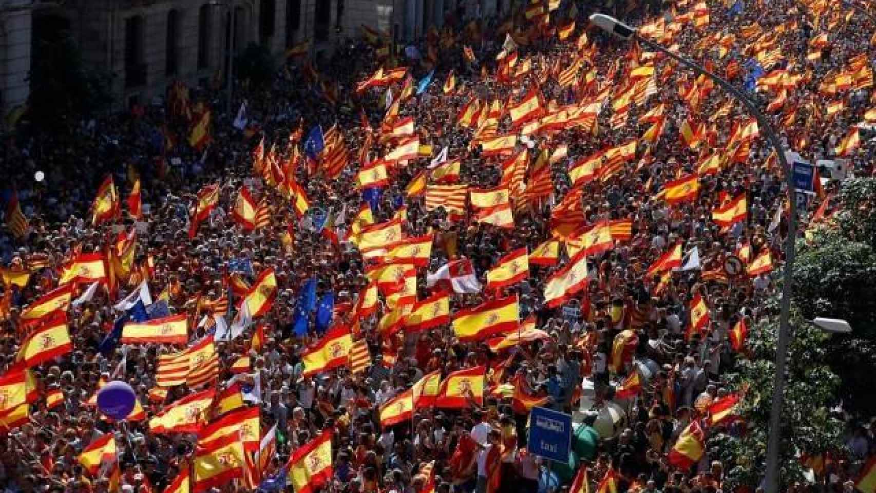 Banderas de España en una concentración.