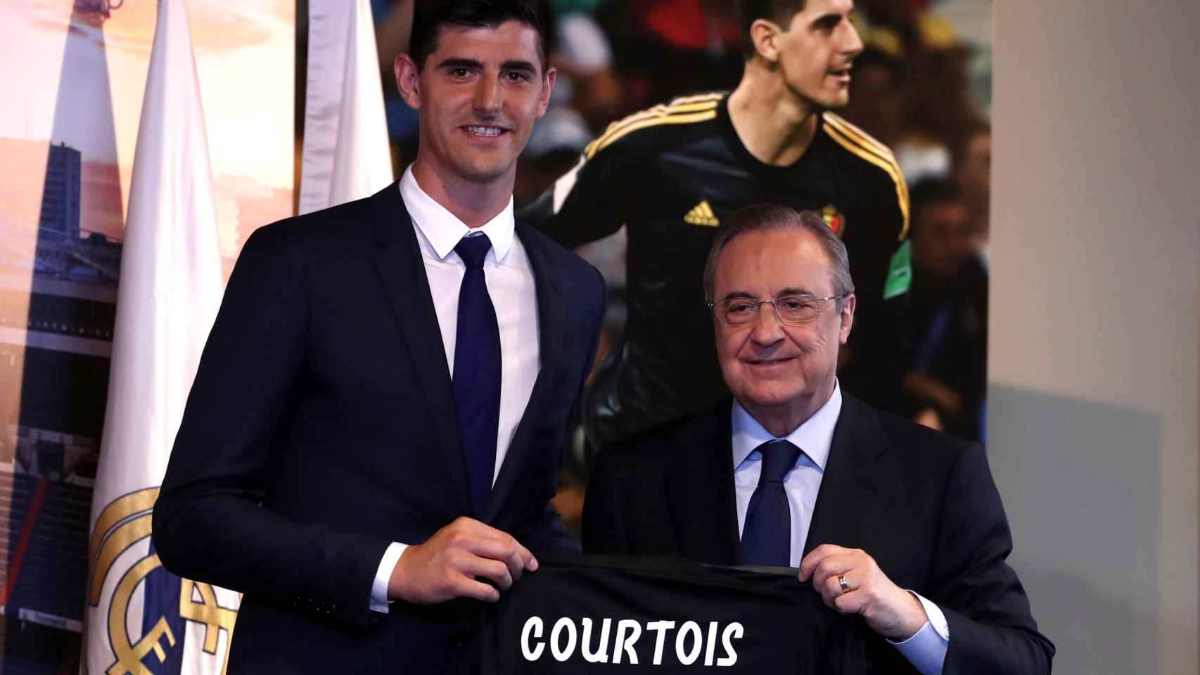 Thibaut Courtois posa con la camiseta del Real Madrid junto a Florentino Pérez