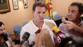 Albert Rivera interviene ante un corrillo de periodistas en Menorca.