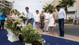 Pablo Casado deposita un ramo de flores en el monolito que recuerda a las dos personas asesinadas por ETA , entre ellos una niña de 6 años, en un atentado contra la casa cuartel de Santa Pola en agosto de 2002.