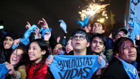 Algunos activistas de los derechos antiaborto se reúnen frente al Congreso en Buenos Aires.