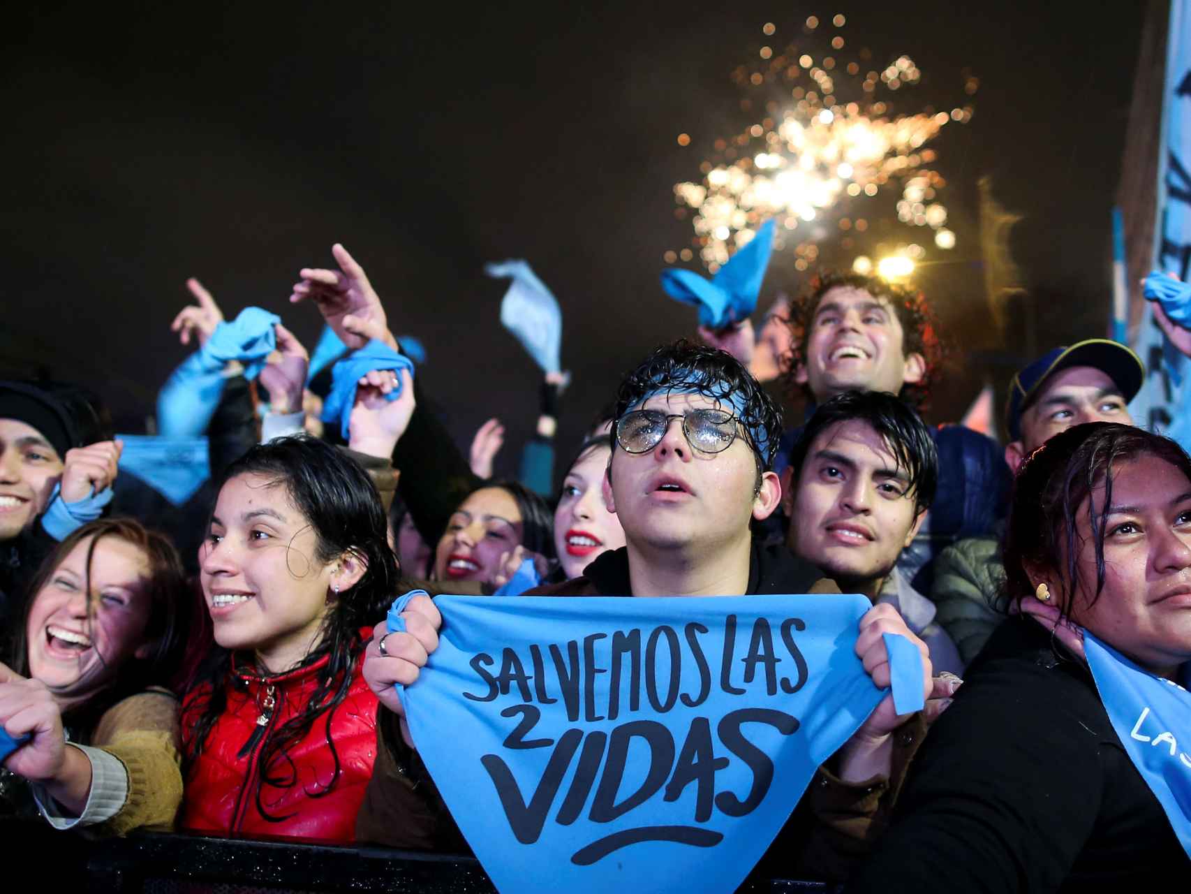 Algunos activistas de los derechos antiaborto se reúnen frente al Congreso en Buenos Aires.