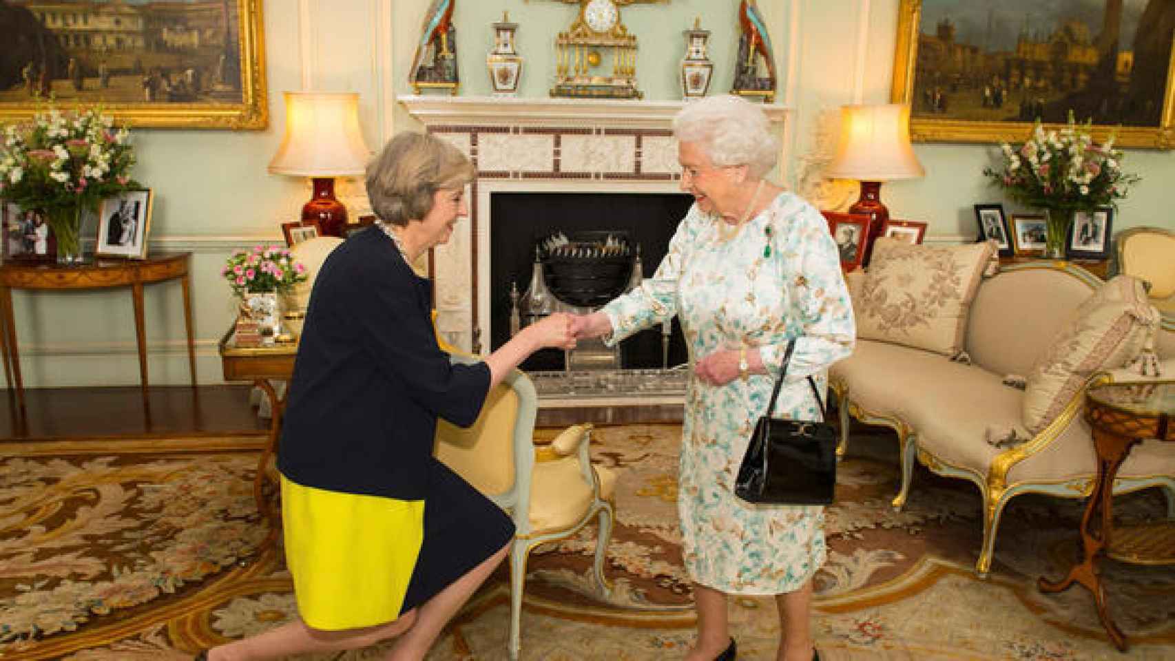 La primera ministra Theresa May y la reina Isabel II.