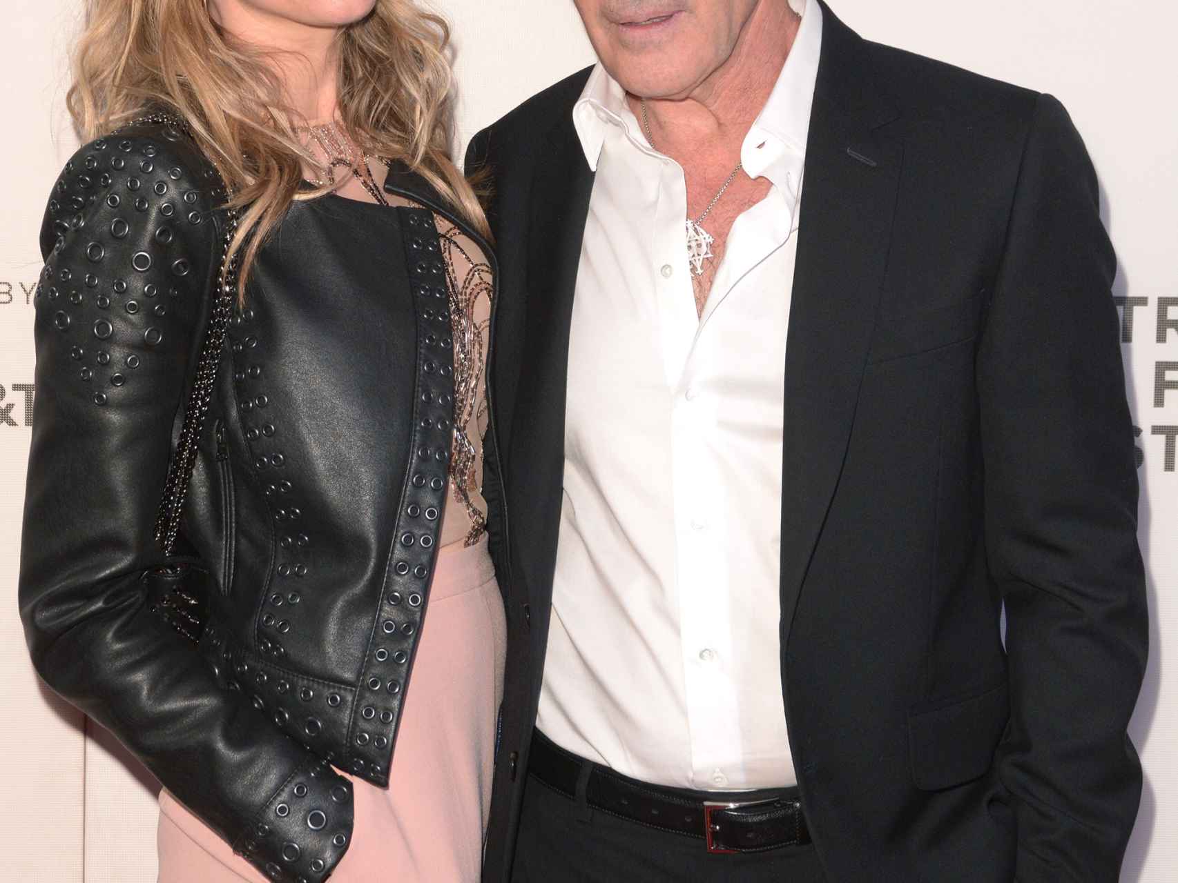 Antonio Banderas posando  junto a su novia Nicole Kimpel en un photocall.