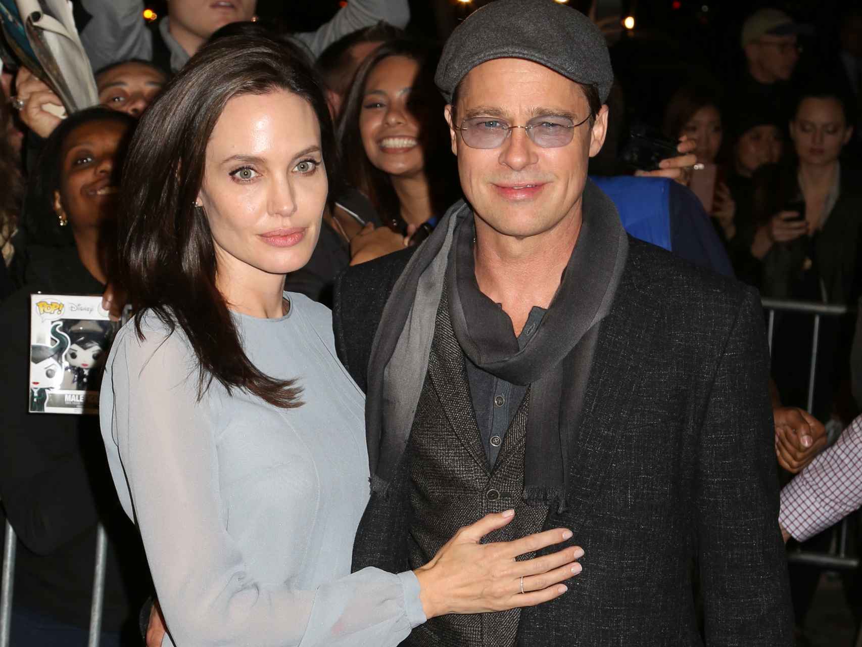 Angelina Jolie posando junto a Brad Pitt.
