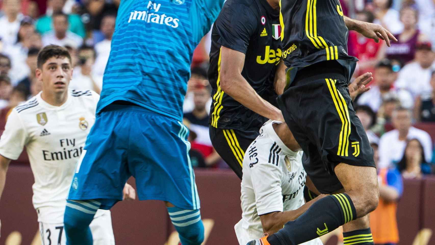 Casilla atrapando un balón durante un partido del Madrid