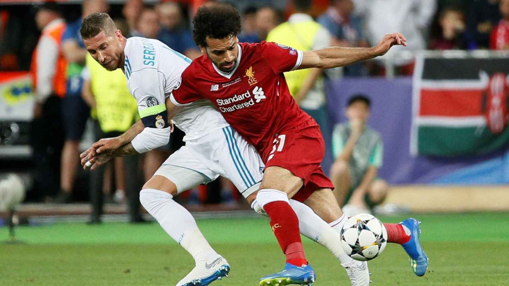 Ramos y Salah peleando un balón en el Madrid - Liverpool