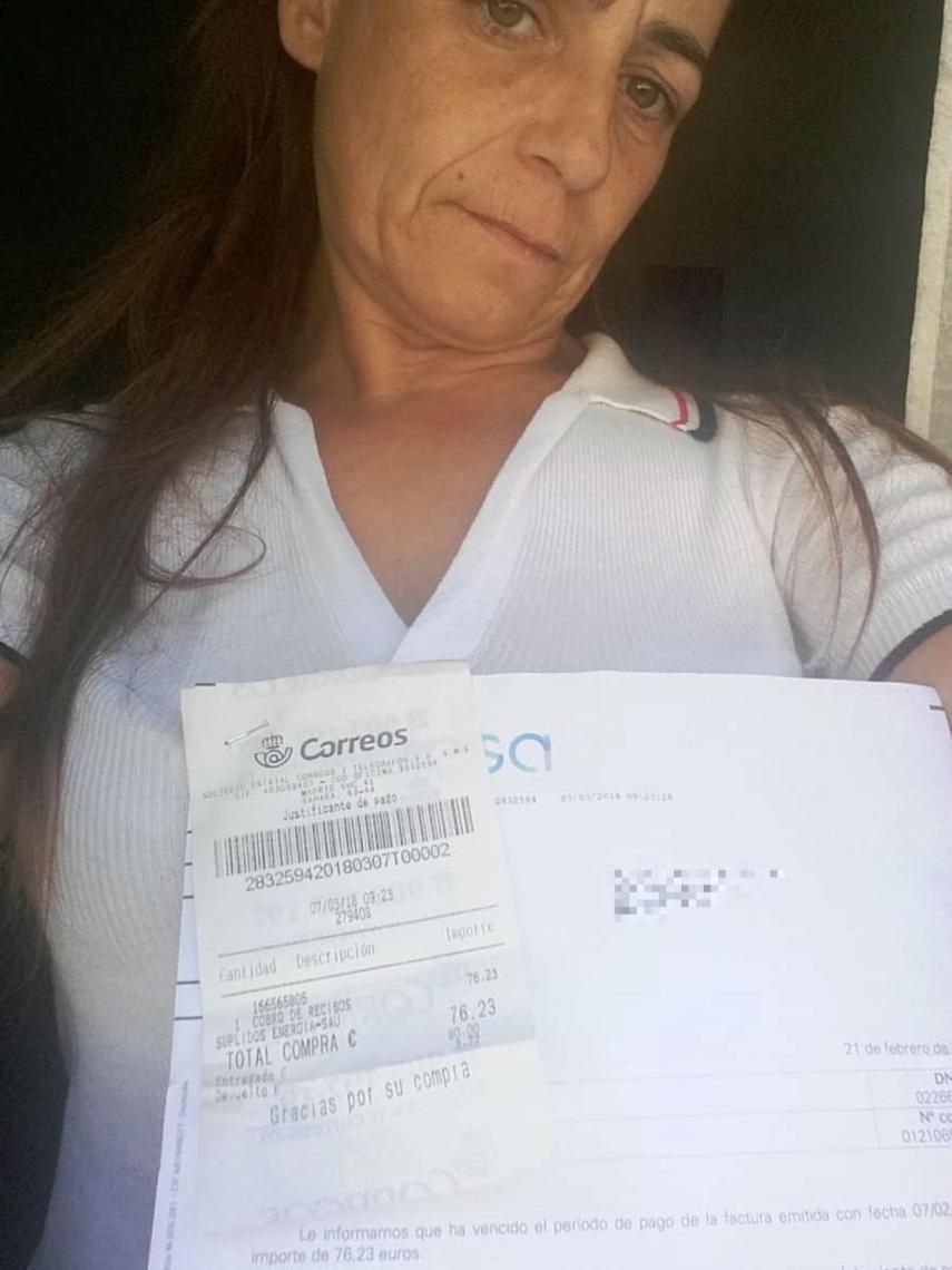 Alicia no recibe ayudas ni públicas ni privadas, su única solución es pagar las facturas a plazos.