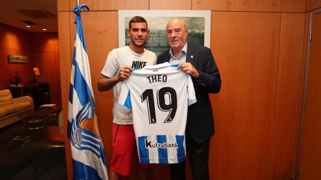 Theo, con su nueva camiseta. Foto: Twitter (@theohernandez)