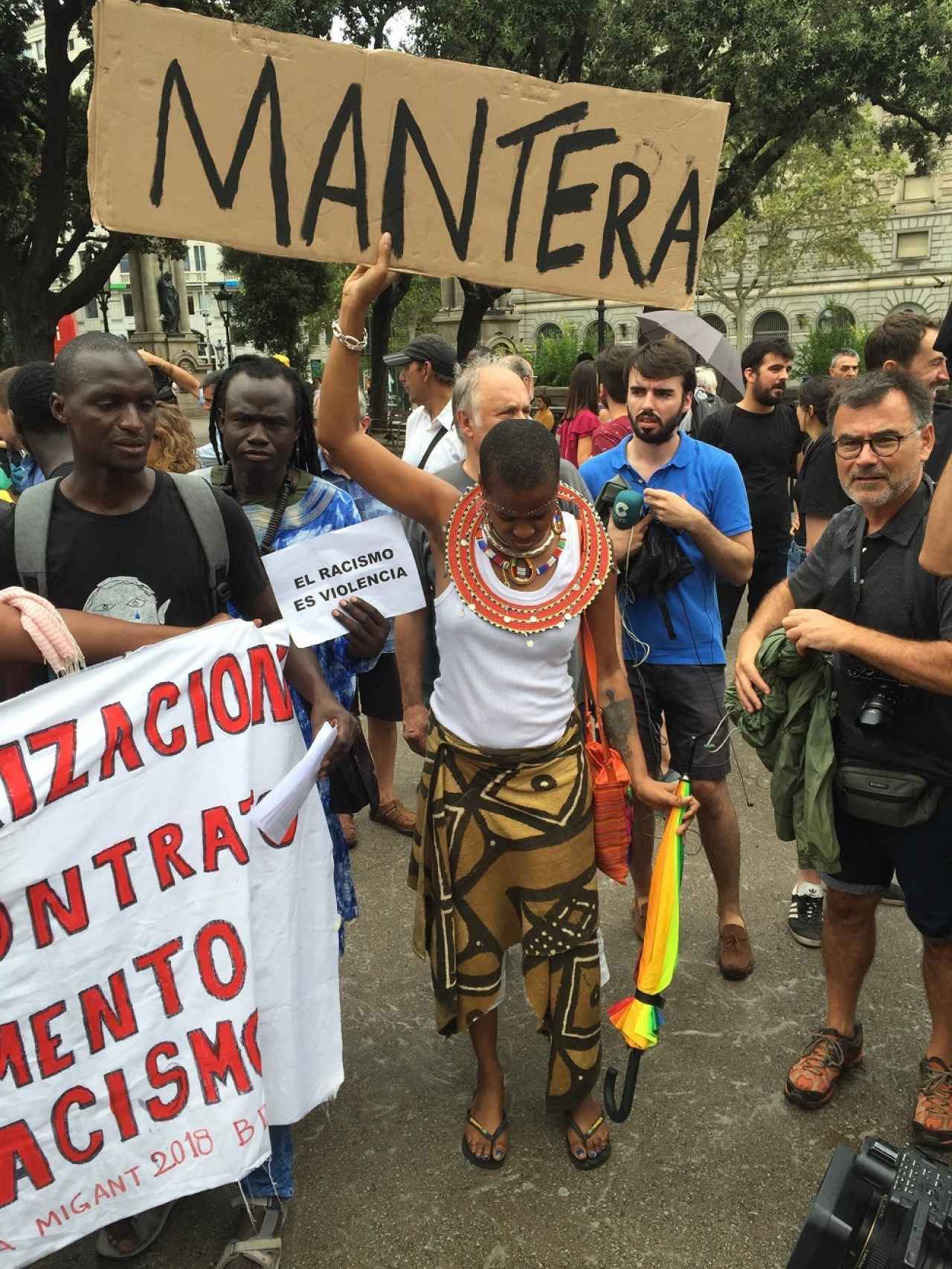 Una subsahariana con el cartel de Mantera en Barcelona