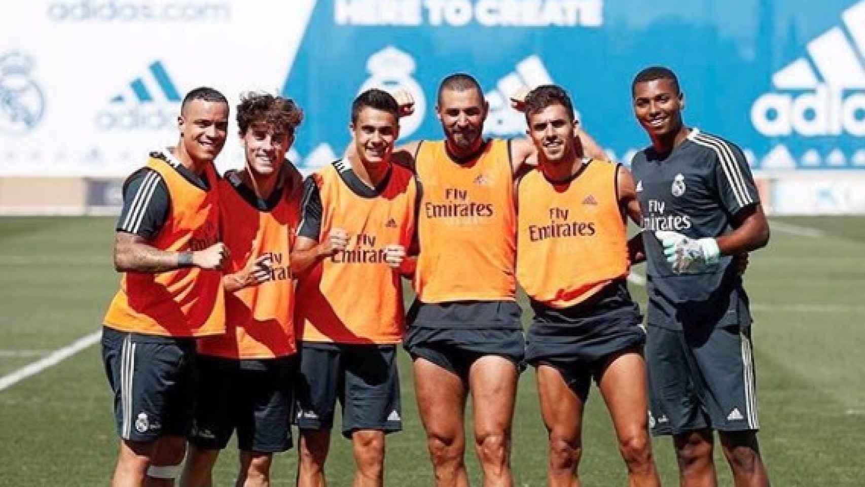 Moha Ramos, con los jugadores del Real Madrid.