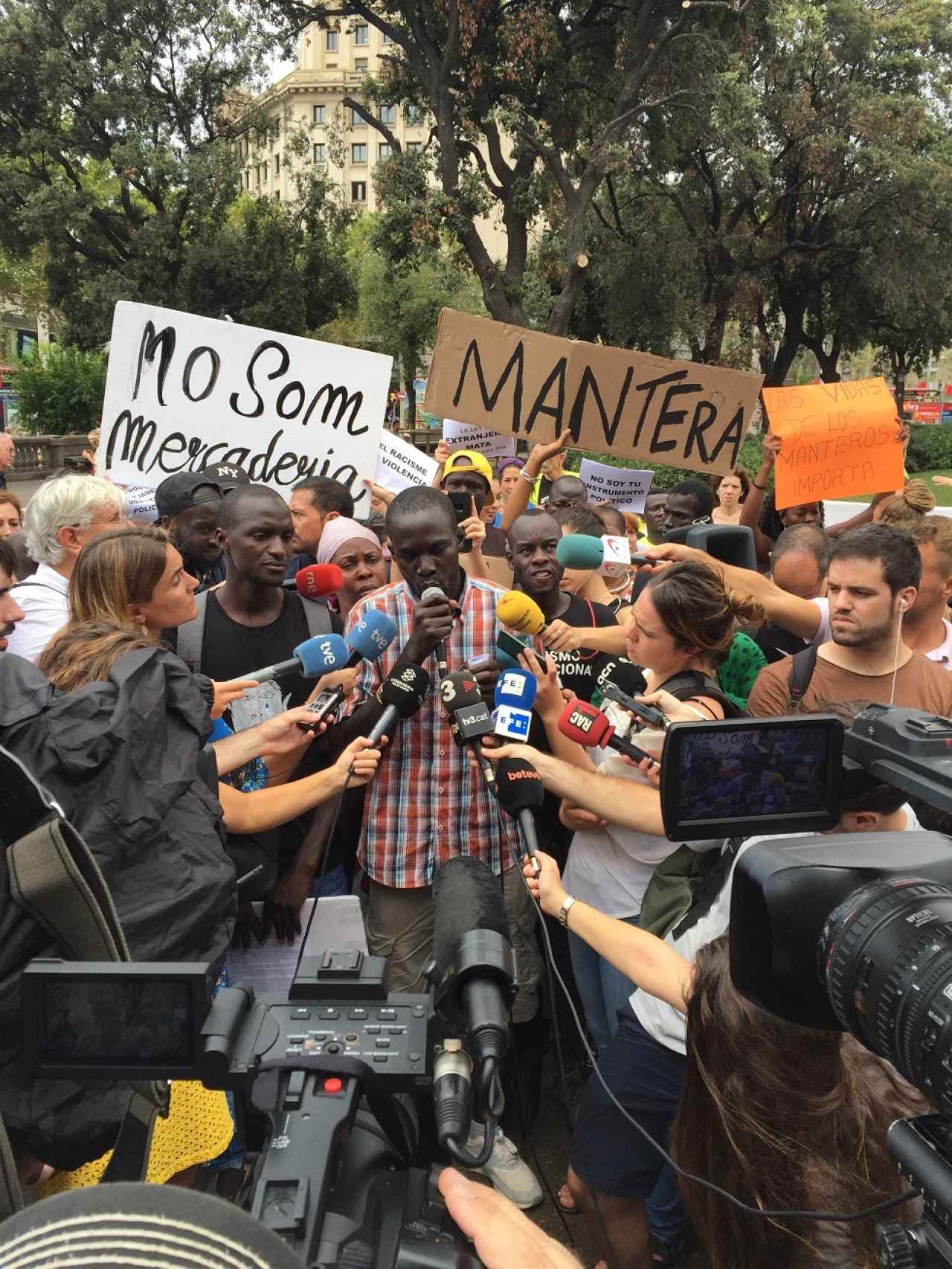 Rueda de prensa de los manteros en la Plaza Cataluña de Barcelona