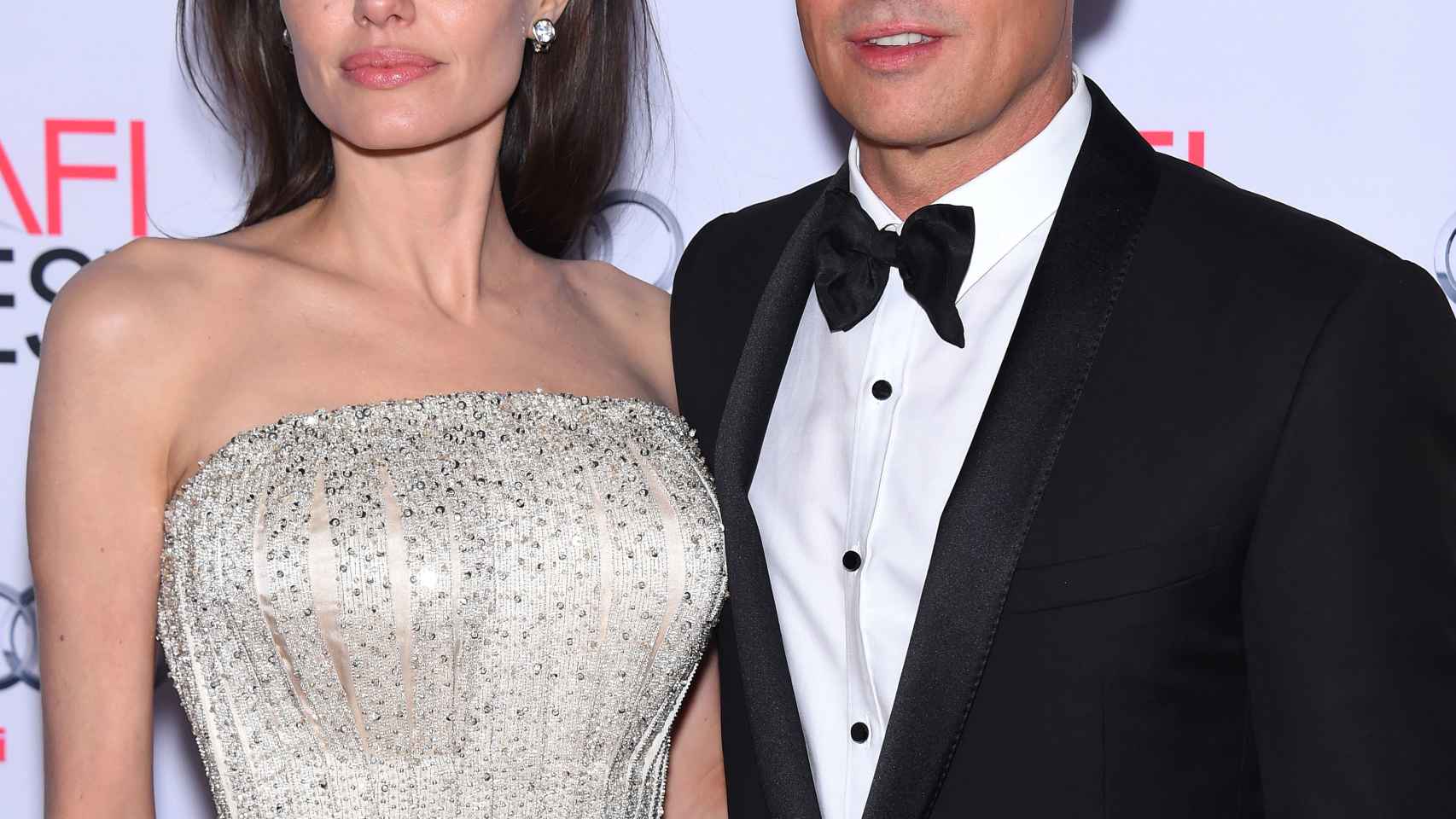 Brad Pitt y Angelina Jolie posando en un photocall.