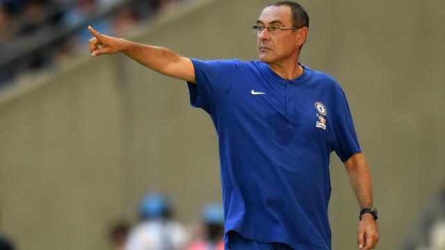 Sarri dando indicaciones durante un partido del Chelsea