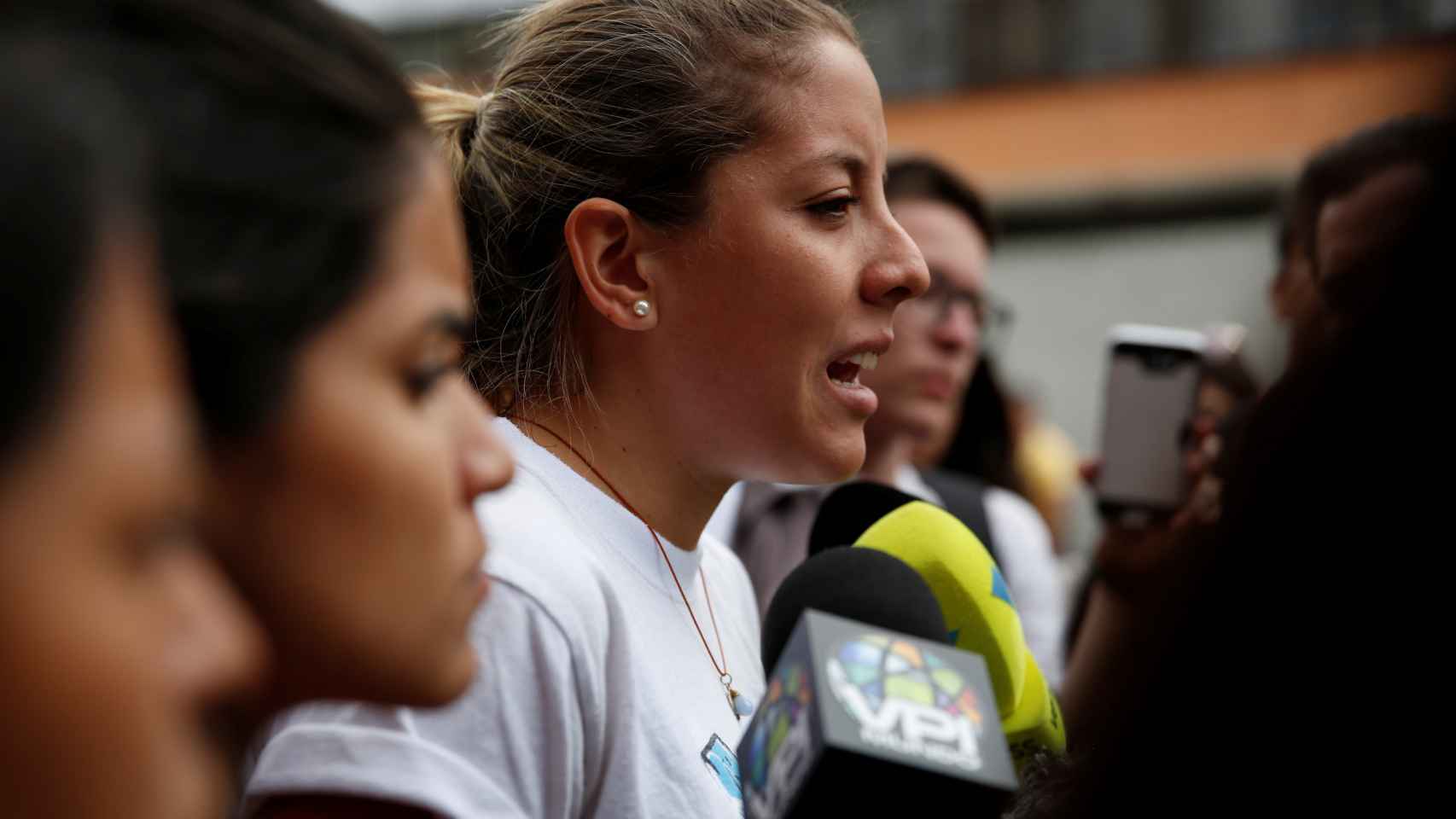 La hermana de Juan Requesens protesta contra la orden de detención contra el opositor.